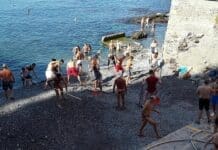 Nervi – Il Comune non sistema la spiaggia di Capolungo e ci pensano i residenti capolungo spiaggia