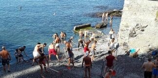 Nervi – Il Comune non sistema la spiaggia di Capolungo e ci pensano i residenti capolungo spiaggia