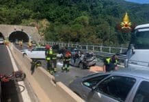 Autostrade – Incidente sulla A12, madre e figlio soccorsi in elicottero: riaperto il transito