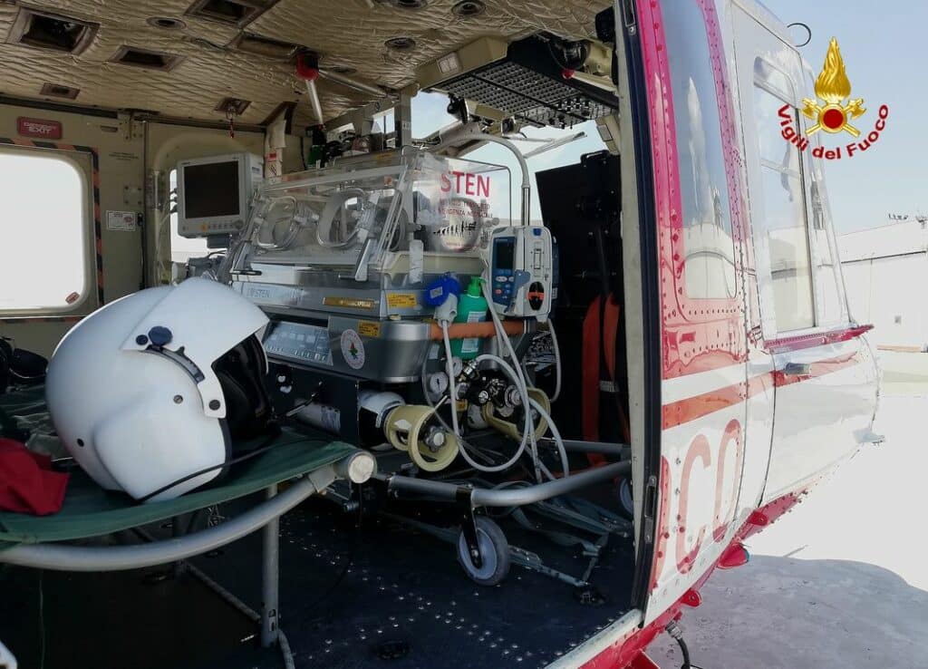 elicottero vigili del fuoco incubatrice bambino