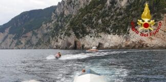 Motoscafo si ribalta davanti alla grotta Byron