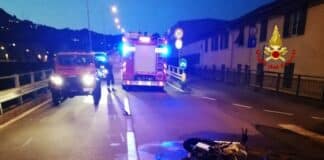 Moto prende fuoco dopo incidente stradale, centauro ustionato incidente via Perlasca