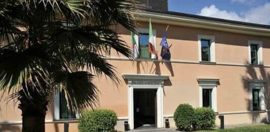 Bambina trovata morta a Bordighera, madre indagata per omicidio tribunale Imperia palazzo di Giustizia