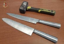 Sestri Ponente – Si barrica in un negozio e minaccia gli agenti con coltelli e mazzetta