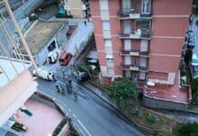 Pra’ – Finisce fuori strada con l’auto, sfonda la ringhiera e danneggia tubo del gas