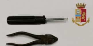 Rubano 750 euro da un distributore automatico di via Manuzio, denunciati 6 giovanissimi