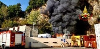 Sori – Incendio in un’autofficina, distrutto un container magazzino