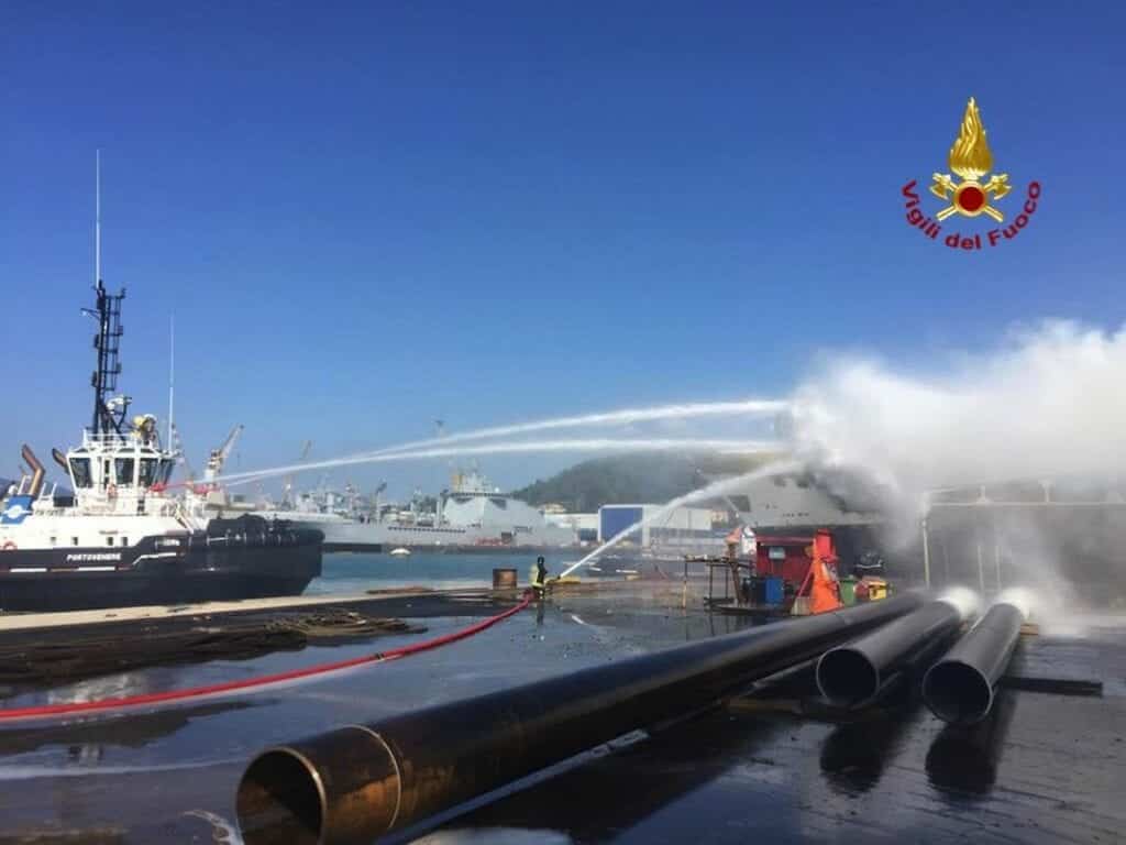 incendio barca la spezia