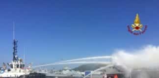 La Spezia – Barca in fiamme nei cantieri del Muggiano incendio barca la spezia