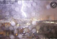 Ponte di Genova colpito da tre fulmini durante il temporale fulmine ponte Genova
