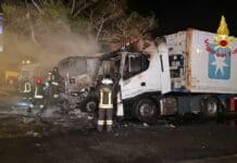 Incendio nel Porto di Genova, bruciano 5 Tir parcheggiati incendio Porto di genova