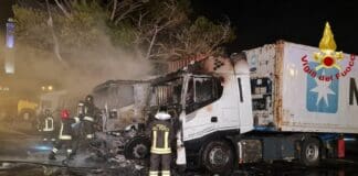 Incendio nel Porto di Genova, bruciano 5 Tir parcheggiati incendio Porto di genova