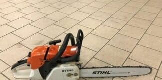 Insegue persone imbracciando una motosega, paura a La Spezia motosega