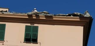 Tromba d’aria a San Martino, danneggiato il tetto di un palazzo tetto danneggiato via Vernazza