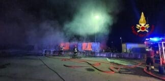 Uscio, incendio in un deposito di rifiuti: distrutto magazzino