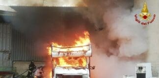 La Spezia – Camper e auto in fiamme, intervento dei Vigili del Fuoco