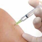 Morbillo in aumento in Italia, Pediatri: verificare vaccinazioni dei bambini vaccinazione iniezione