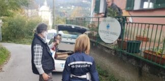 Teglia, falco pellegrino bloccato in un recinto: salvato dagli agenti della Locale