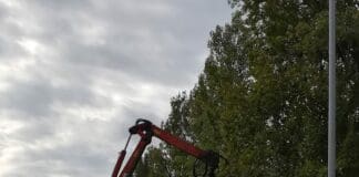 Bolzaneto, Amiu sgombera discarica abusiva con la scorta della Polizia Locale