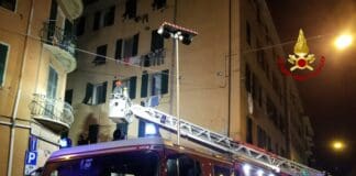 Incendio in un palazzo a Cornigliano, 22 intossicati, 6 bambini al Gaslini incendio cornigliano