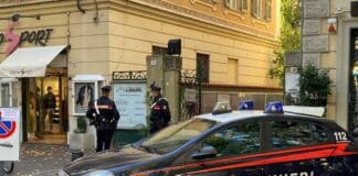 Albenga, ruba una maglietta e scappa: fermato da un dipendente