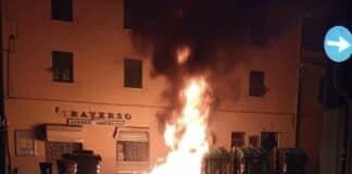 Voltri – Cassonetti in fiamme in via don Giovanni Verità incendio Voltri via don giovanni verità