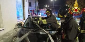 La Spezia, auto scontra un’altra vettura e finisce contro il guard rail, 4 feriti