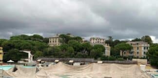 Piscine di Albaro – Distrutta la copertura delle piscine esterne piscine albaro danneggiate