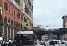Genova – Parcheggia la Ferrari in via Turati e blocca il traffico