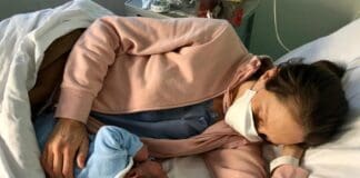 Genova – Il bimbo ha fretta di nascere, ostetrica del 118 guida il parto al telefono