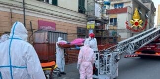 Sestri Ponente – Paziente obeso sospetto Covid soccorso dai Vigili del Fuoco – FOTO
