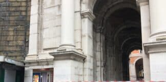 Cadono calcinacci dal Ponte Monumentale, chiuso marciapiede – VIDEO