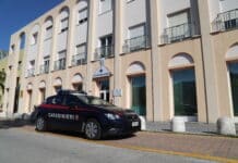 Sarzana, beccato mentre cerca di forzare una saracinesca aggredisce i carabinieri