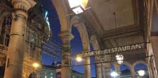 Cede un cavo sotto i portici di via XX, marciapiede chiuso – VIDEO caduta cavo via XX settembre