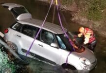 Auto in un canale a Sarzana, salvata una donna auto canale sarzana vigili del fuoco