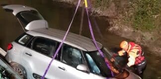 Auto in un canale a Sarzana, salvata una donna auto canale sarzana vigili del fuoco