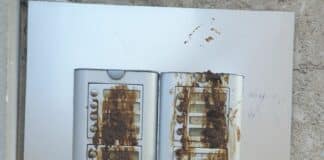 Sampierdarena – Feci sui citofoni, vandalismo o “vendetta” per un cane? deiezioni cacca cane