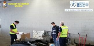 Savona – Motori e targhe nascosti in furgoni e diretti in Medio Oriente, 4 denunce