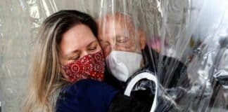 Coronavirus – Anche a Genova le stanze degli abbracci nelle Rsa? stanza abbracci covid