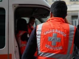 Genova, arresto cardiaco per strada, salvato da un medico di passaggio ambulanza croce bianca genovese