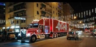 Coca Cola Christmas truck tour, il camion rosso attraversa la Liguria, ieri a Genova e oggi a La Spezia camion coca cola, christmas truck