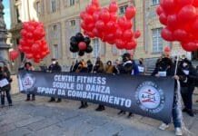 mondo dello Sport in piazza per protesta sotto la Regione Liguria manifestazione sport protesta genova