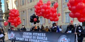 mondo dello Sport in piazza per protesta sotto la Regione Liguria manifestazione sport protesta genova