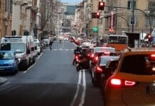 Esselunga e Piste Ciclabili – FIAB: Genova non è una città adatta alle auto coda via Barabino