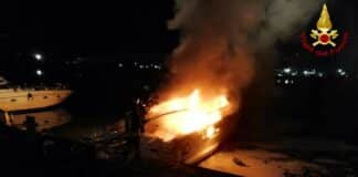 La Spezia – Yacht in fiamme in un molo a Bocca di Magra