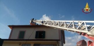 Loano, in fiamme la canna fumaria di una palazzina: intervento dei Vigili del Fuoco