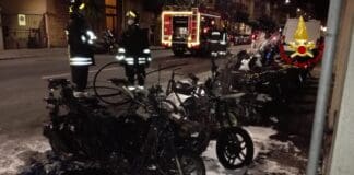 Chiavari – Motorini distrutti da un incendio in corso Dante