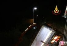 Camion si ribalta mentre scarica, intervento dei Vigili del Fuoco Vigili del Fuoco camion