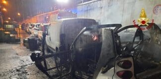 Bolzaneto – Auto in fiamme in via Barchetta – FOTO auto danneggiamento