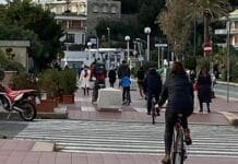 Casco e targa obbligatoria per i monopattini, a Genova la proposta del Comune, i genovesi le vogliono anche per le bici
